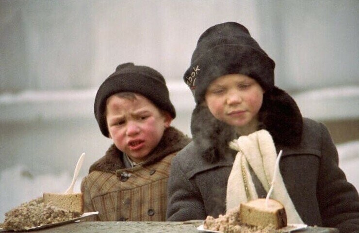 Бездомные дети получают благотворительный обед, Москва, 1995 год