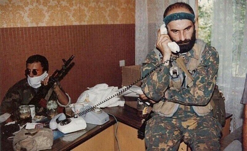 Шамиль Басаев ведет переговоры о выходе колонны боевиков в Чечню, 1995 год.