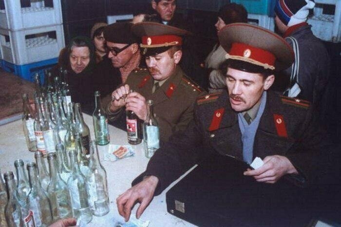 Военные приобретают водку в обмен на пустые бутылки, 1991 год.