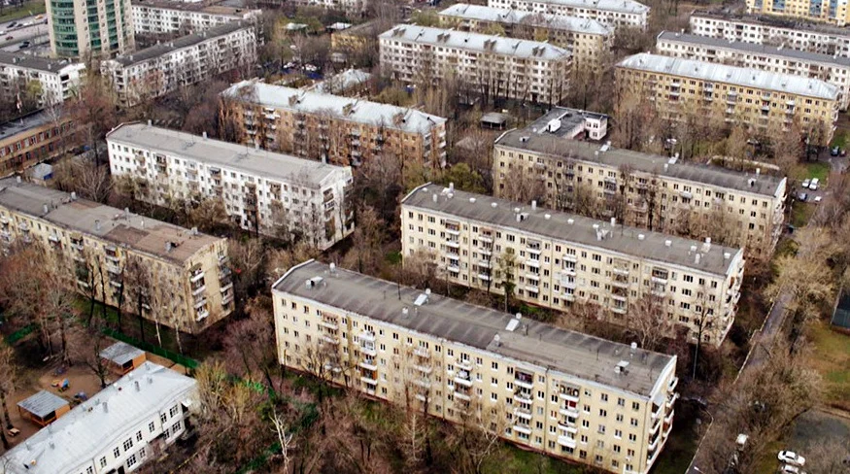 Загадка советского ампира: зачем на крышах сталинских зданий строили небольшие домики?