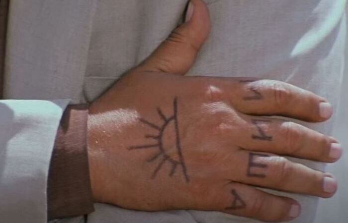 Что означает татуировка с надписью «Миша» в фильме «Бриллиантовая рука»?
