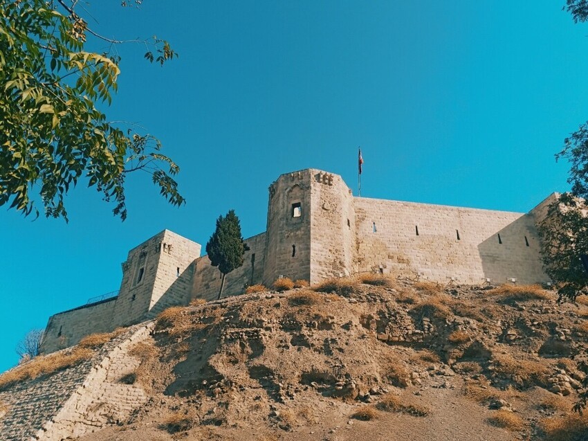 Крепость Газиантепа, разрушенная из-за землетрясения в Турции, уже не раз перестраивалась