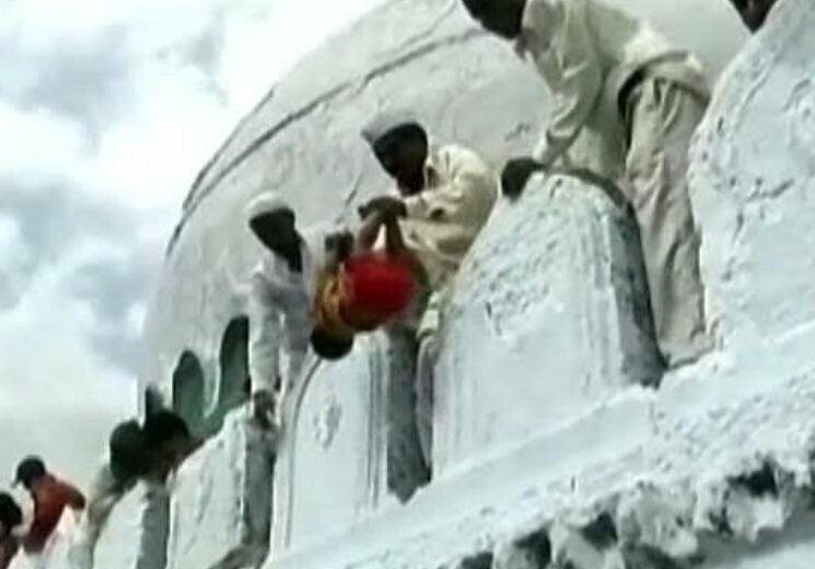 Бросок веры: зачем в Индии родители сбрасывают своих детей с крыш храмов