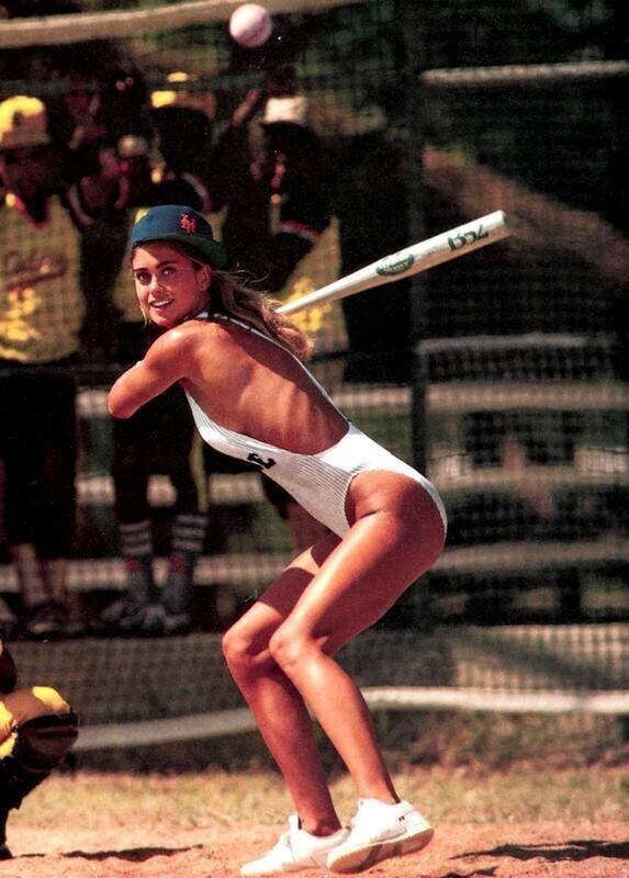 5. Американская актриса Кэти Айрленд играет в бейсбол на пляже, США, 1987 г