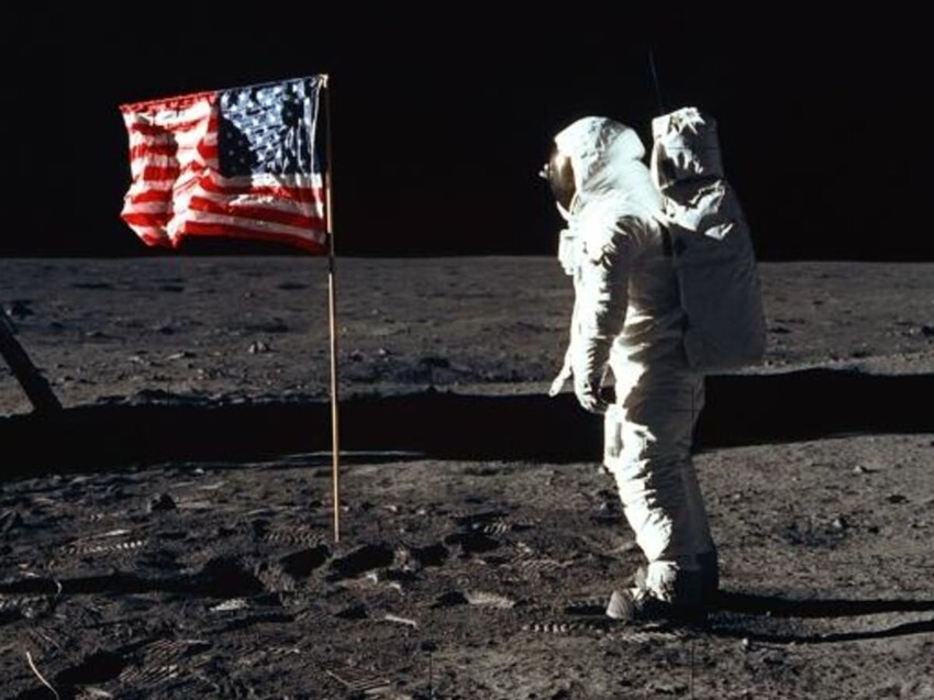 18. "Я бы вернулся в прошлое, чтобы посмотреть по телевизору, как Нил Армстронг ступает на Луну"