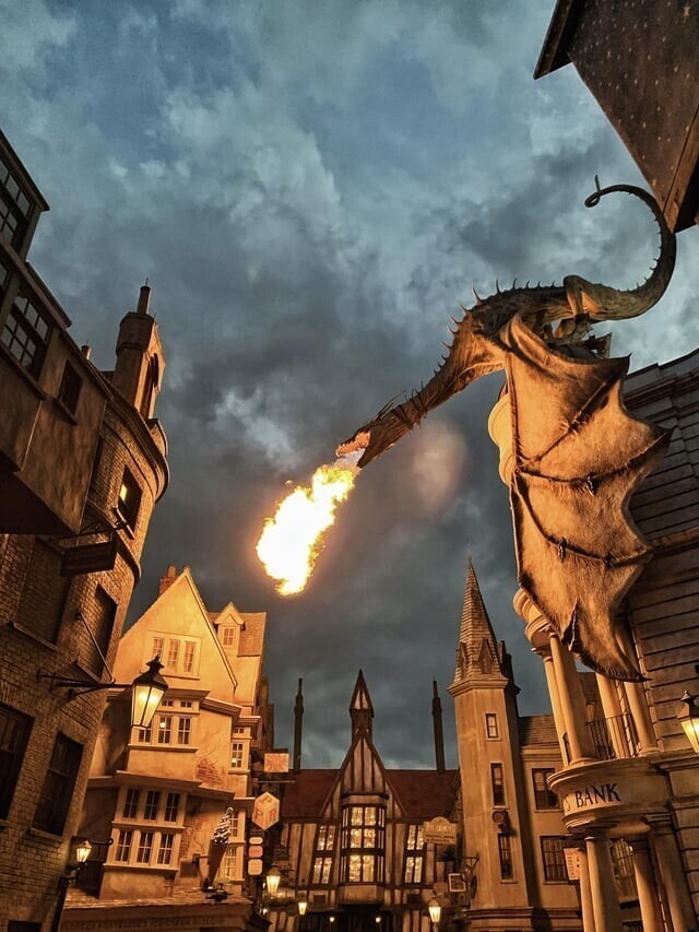 Огнедышащий дракон на крыше банка Гринготтс, в Косом переулке