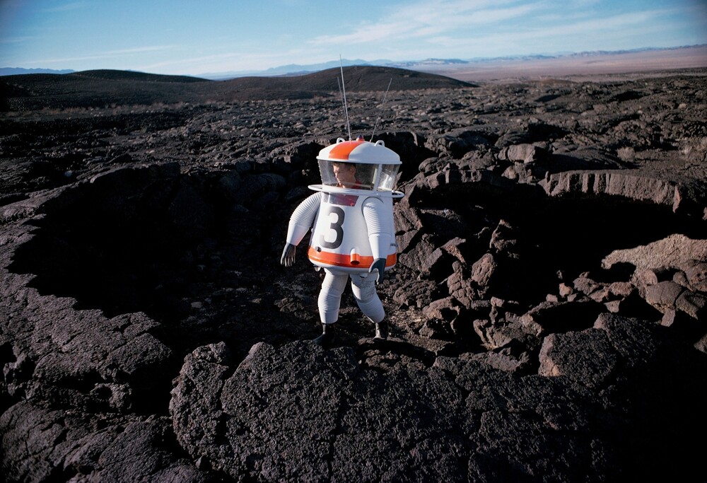 3. Вот так мог выглядеть Нил Армстронг на Луне. Это один из прототипов скафандра для программы "Аполлон". Разработчики Among Us задолжали кому-то денег!