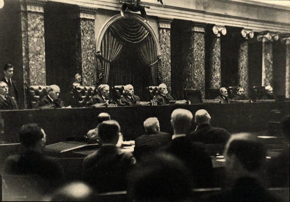 5. В мире существует лишь две фотографии с заседания Верховного суда США. Это одна из них.