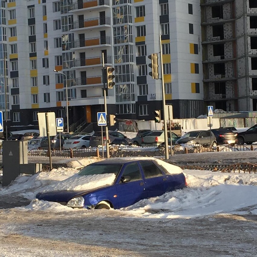 10. Сургутские суровые машины растут из снега