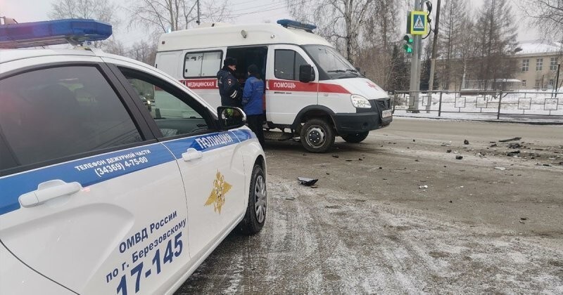 «На запрещающий жёлтый сигнал светофора»: ДТП с участием машины скорой помощи в Берёзовском