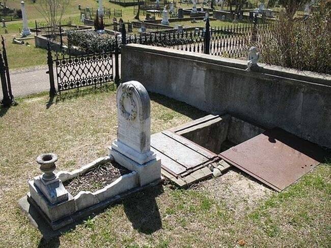 Скорбящая мать заказала эту могилу для своей 10-летней дочери в 1871 году. При жизни девочка боялась гроз. Могила была устроена с проходом до уровня гроба. Ее мать приходила в гробницу во время грозы, чтобы успокоить ребенка