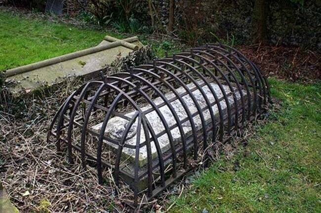 Этот элемент оформления захоронений викторианской эпохи был предназначен для предотвращения побега мертвых из могилы