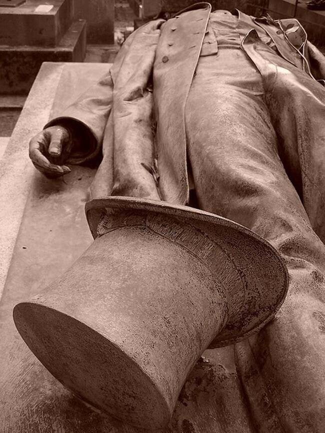 Надгробие французского журналиста XVIII века