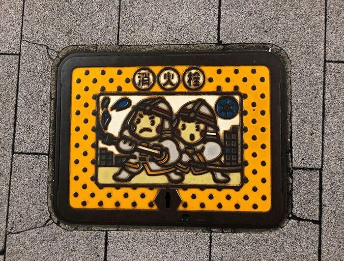 Под крышкой люка в Токио - пожарный гидрант