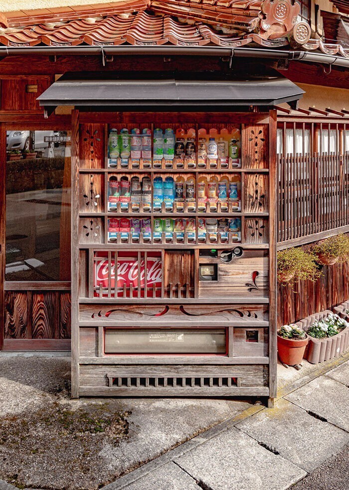 Торговый автомат в стиле классической японской архитектуры