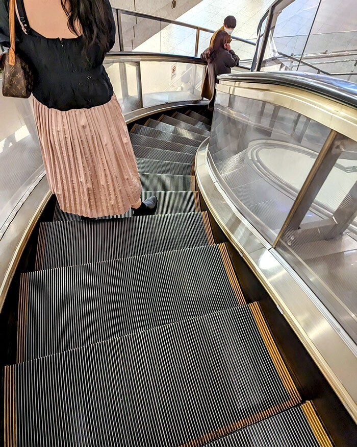 Спиральный эскалатор в японском торговом центре