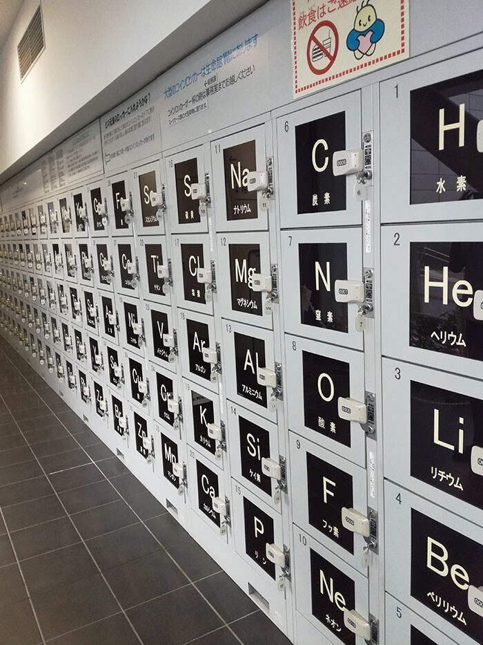 В Научном музее в Нагое шкафчики для вещей посетителей промаркированы названиями химических элементов