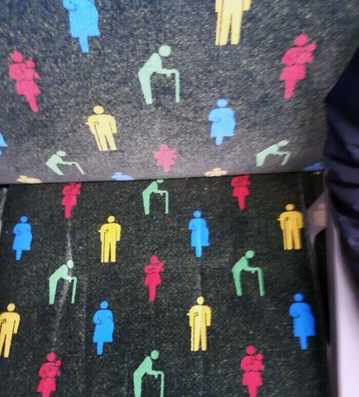 Обивка сидений в японском общественном транспорте напоминает о  необходимости уступать места женщинам с детьми и инвалидам