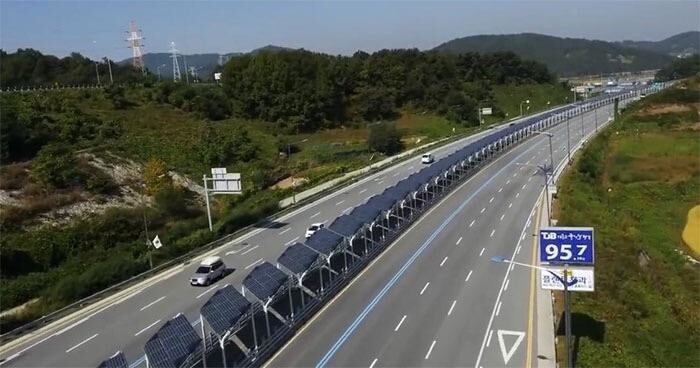 2. Посреди трассы есть велосипедная дорожка с солнечными батареями: велосипедисты защищены от солнца, изолированы от движения, и страна получает чистую энергию