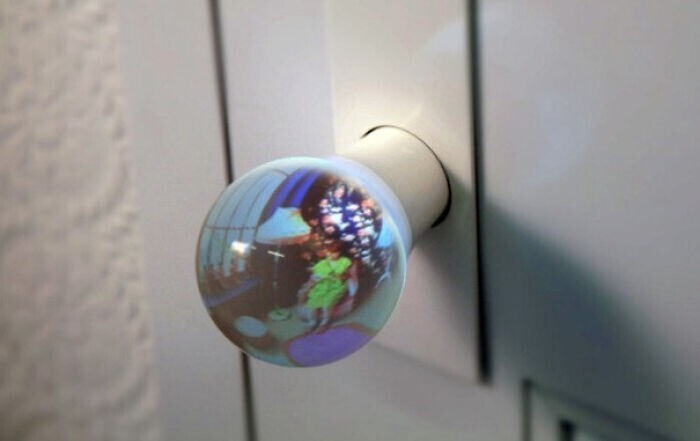 8. Дверная ручка с эффектом "рыбьего глаза", которая выдает изображение комнаты с углом обзора 180 градусов