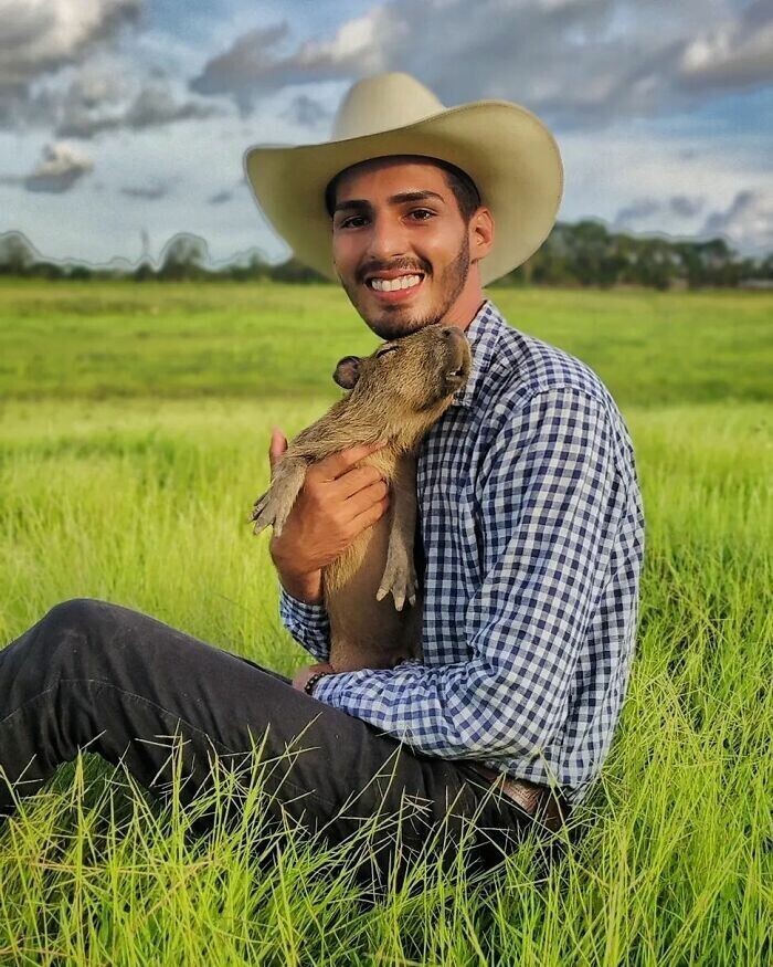 Студент-агроном живёт на ферме с животными, и умиляет соцсети