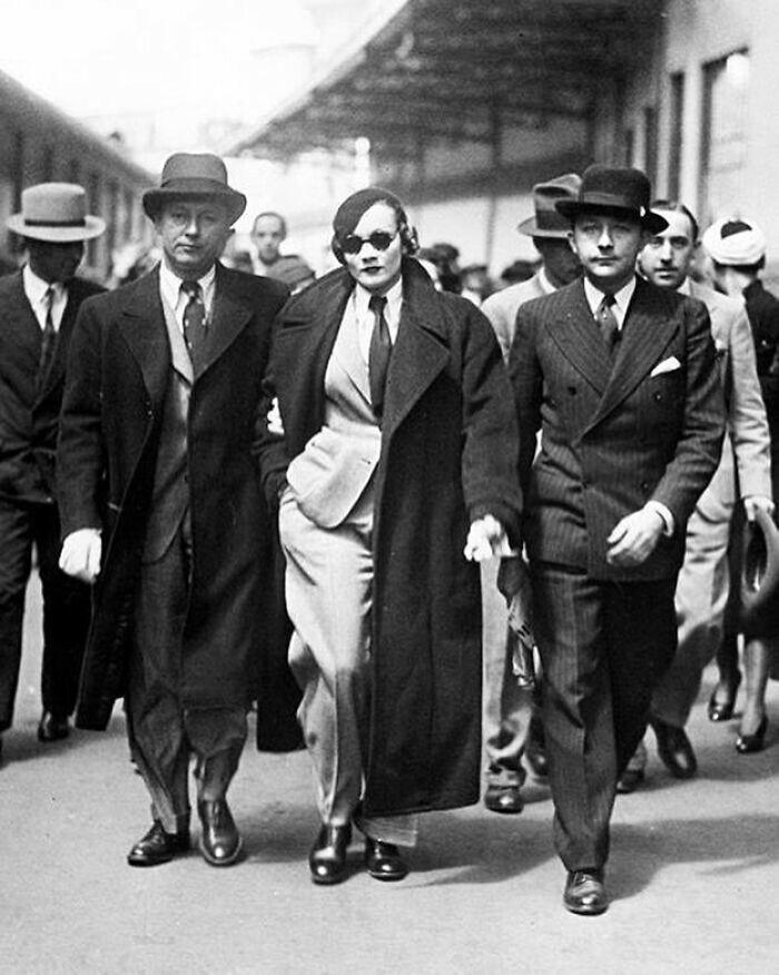5. Вот в каком образе Марлен Дитрих появилась в Париже в 1933 году после того, как ей запретили надевать брюки по прибытии.