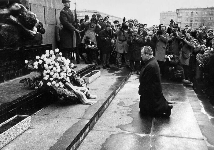 20. Канцлер Западной Германии Вилли Брандт перед мемориалом героям восстания в Варшавском гетто в 1970 году
