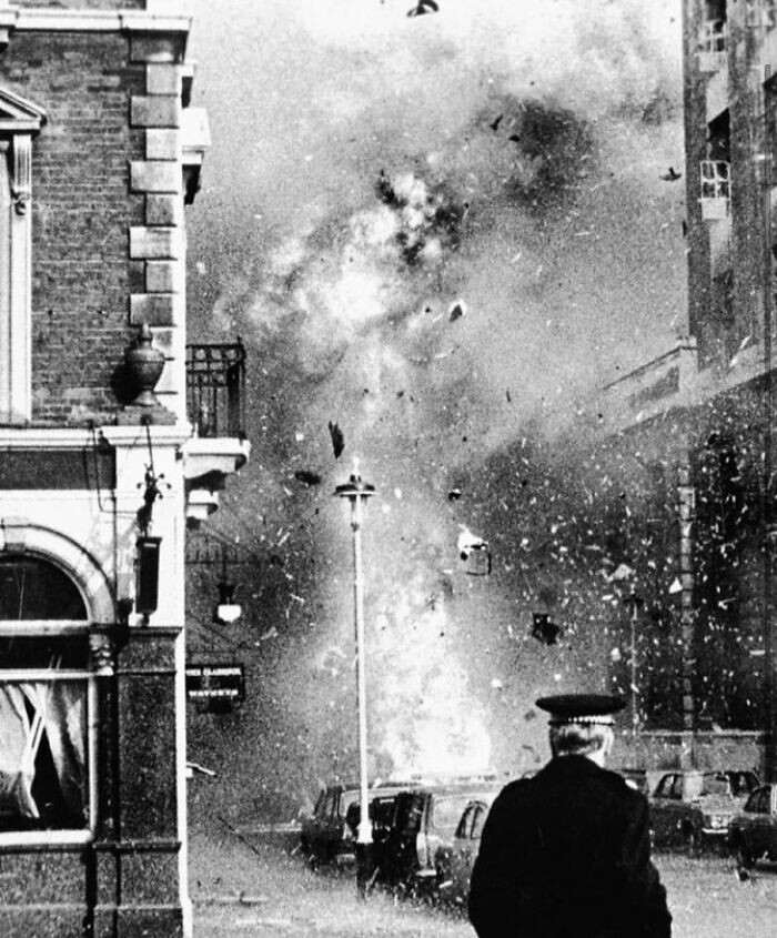 30. Фотографу удалось точно поймать мгновение, когда взорвался заминированный ИРА автомобиль в Лондоне, 8 марта 1973 года