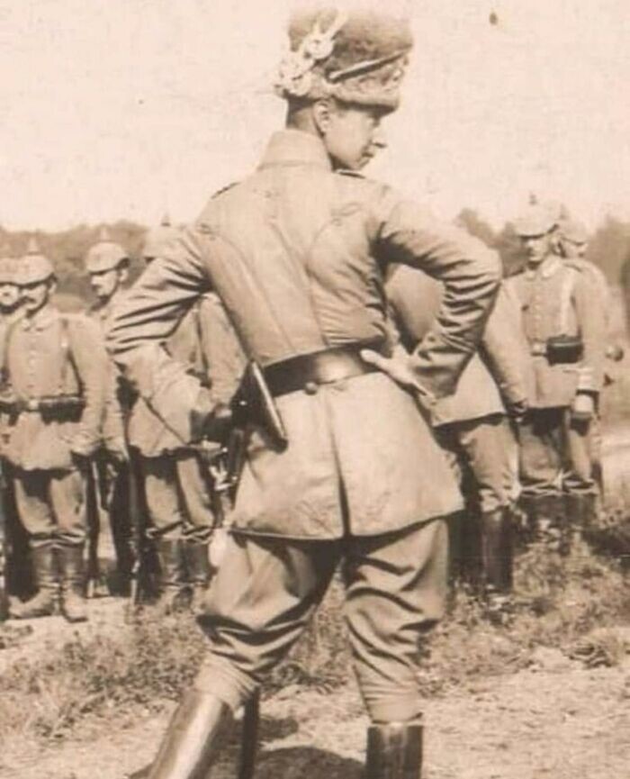 12. Кронпринц Германиский и Прусский Вильгельм позирует во время инспекции войск, 1915 год
