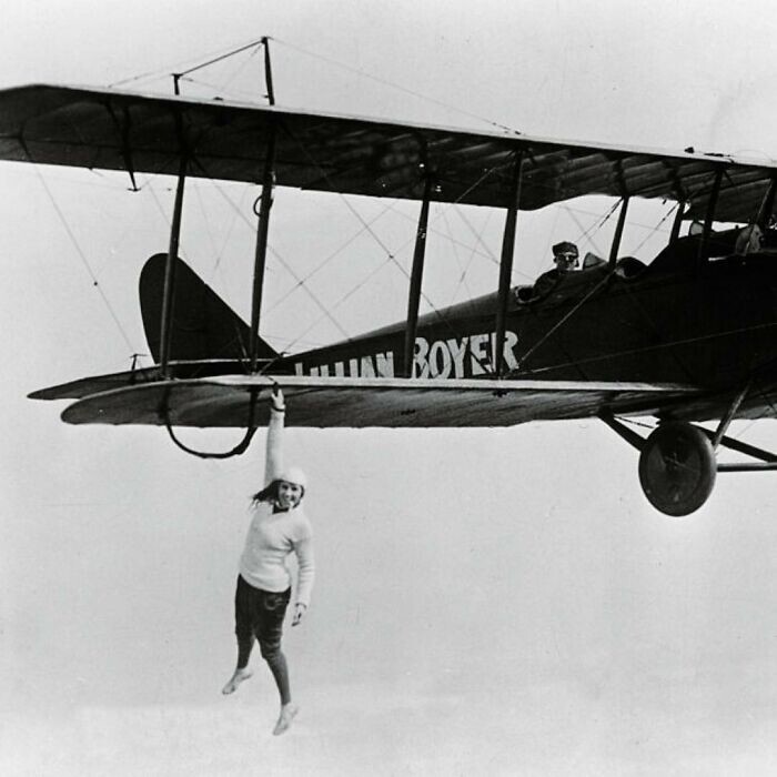 18. В 1921 году посетители пригласили официантку Лилиан Бойлер полетать. В первый же полет она залезла на крыло самолета.