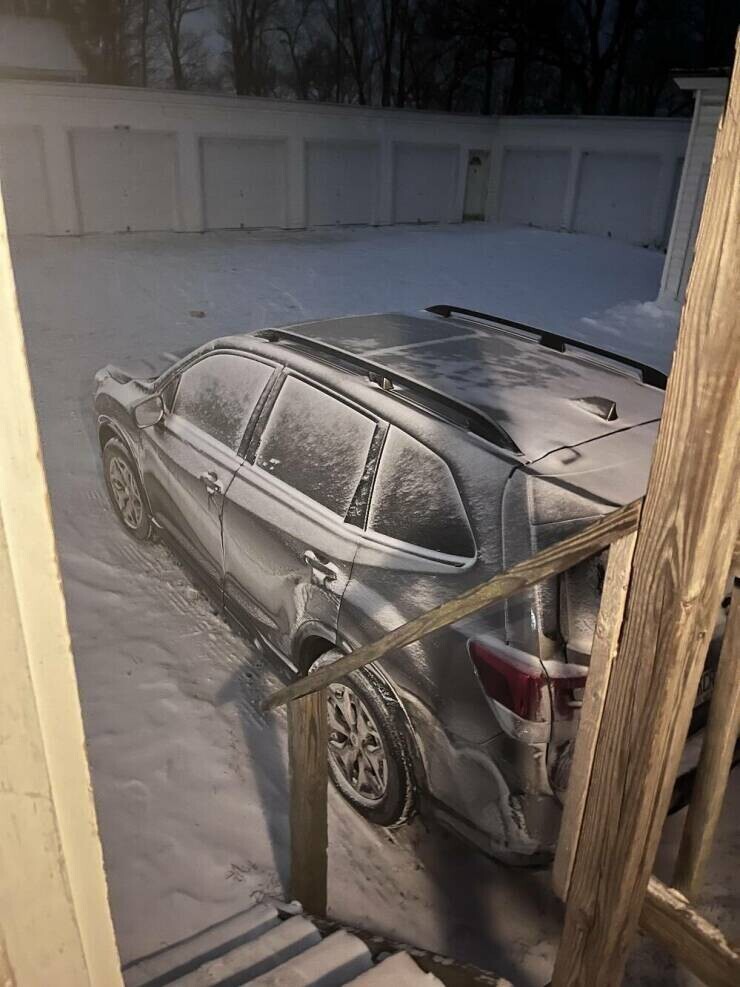Снег прилип к машине так, что сделал ее похожей на штрихованный рисунок