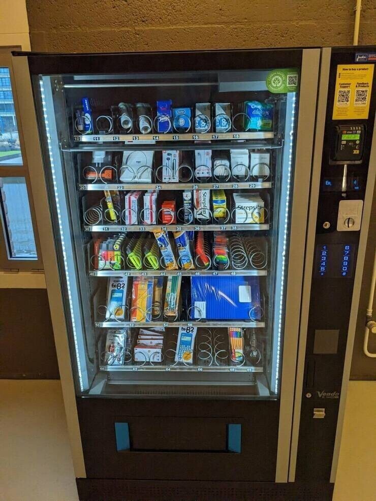 В университетском кампусе поставили торговый автомат со всем, что может пригодиться для учебы. Мозги, однако, не предлагают