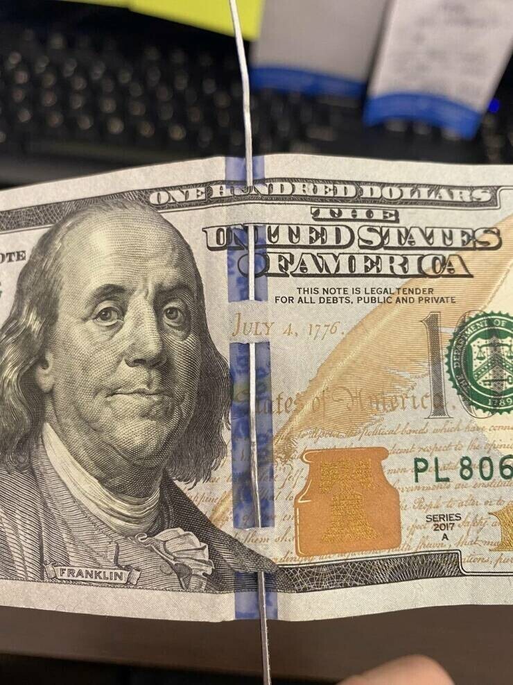 100-долларовые банкноты США имеют прорези на синей ленте для защиты от подделок