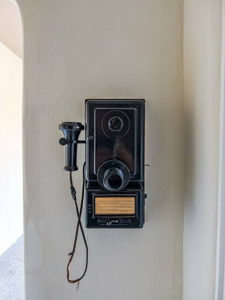 "В моей квартире 1930-х годов все еще висит установленный тогда телефон"