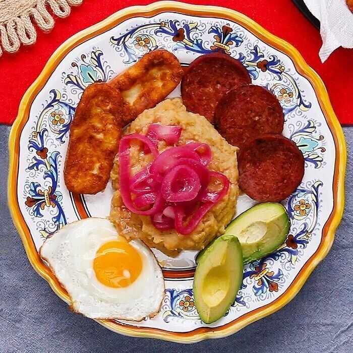 Доминиканская Республика, традиционный завтрак «Триплета»: бананы, салями, жареный сыр и жареное яйцо
