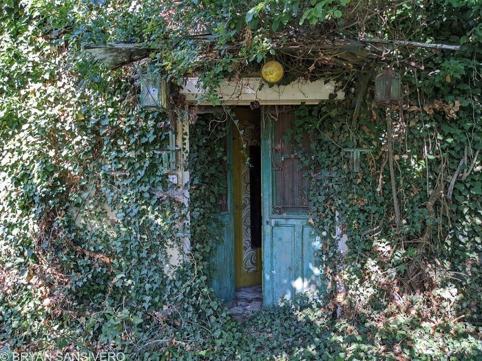 Вход в таинственный заброшенный дом на юге Франции