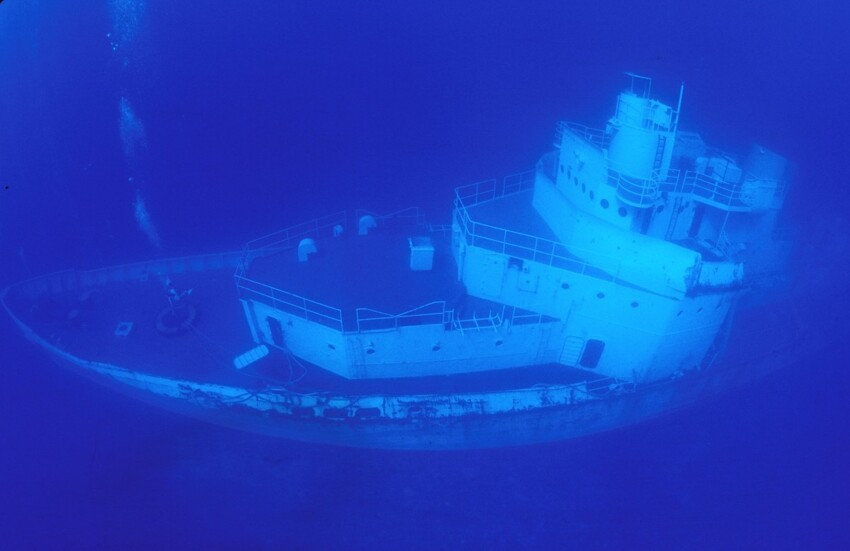 8. Этот корабль береговой охраны потопили специально, чтобы создать искусственный риф. Интересно, но жутко