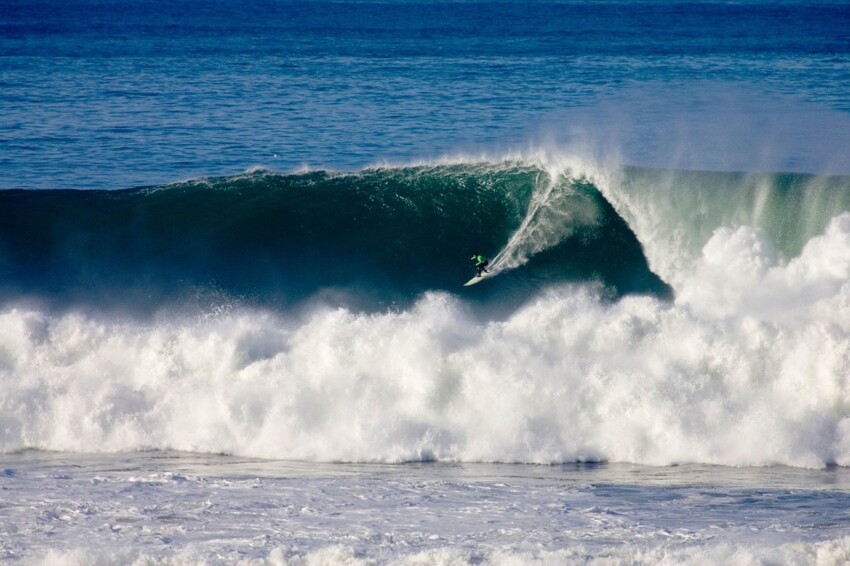 9. Эта волна в Маверикс, месте для серфинга на побережье Калифорнии, известного своими массивными волнами. Речь о волнах размером с пятиэтажку.