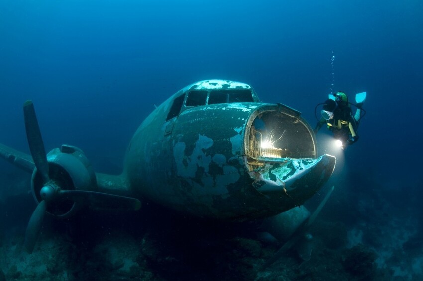 11. Этот затонувший самолет выглядит практически целым, как будто ему место на суше в ремонте, а не на дне океана.