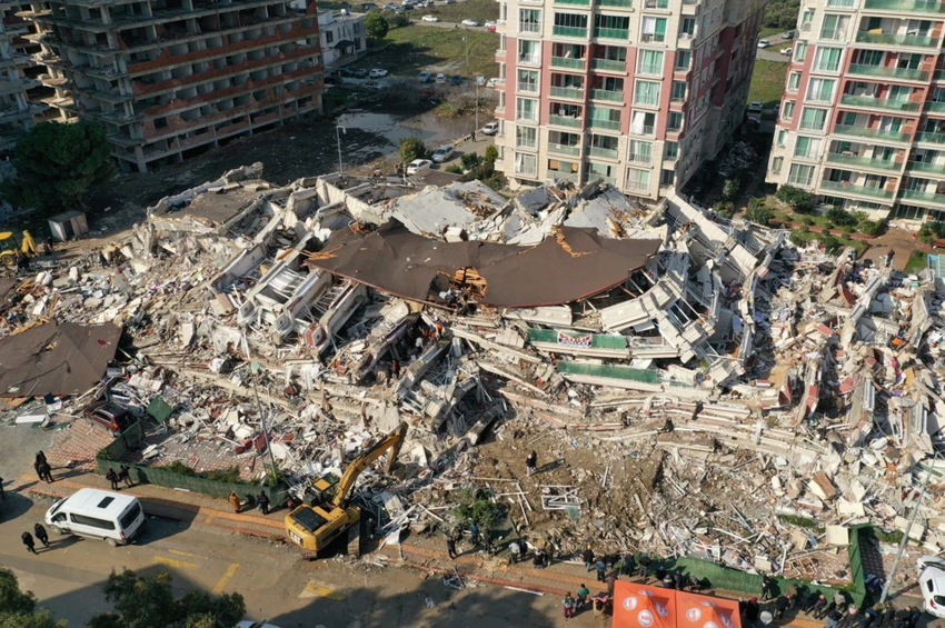 В Стамбуле задержали владельца компании, построившей развалившийся при землетрясении ЖК Rönesans Rezidans
