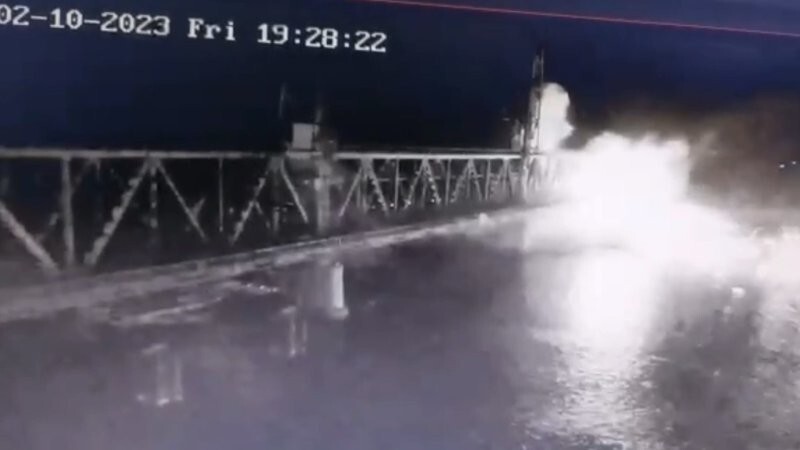 Армия России нанесла удар плавающим камикадзе по мосту в Одессе