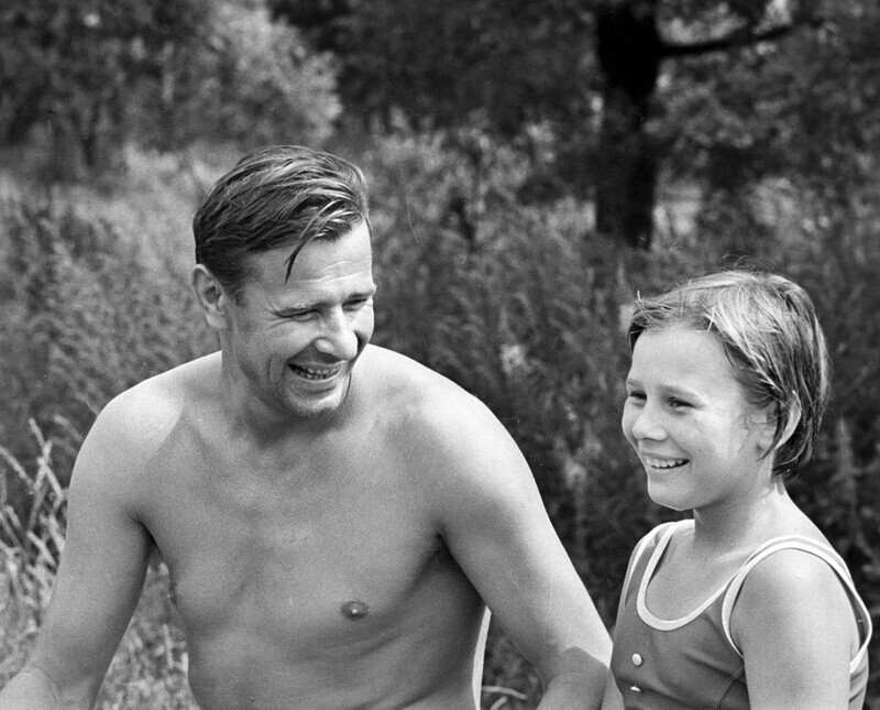 Советский футболист Лев Яшин с дочерью, 1969 год