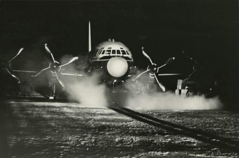 Самолет ИЛ-18 в аэропорту Тикси 1960 год. Вдовенко Борис Евгеньевич