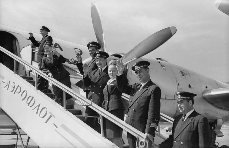 Летчики и бортпроводницы на трапе самолета «Аэрофлота». 1960-е.
