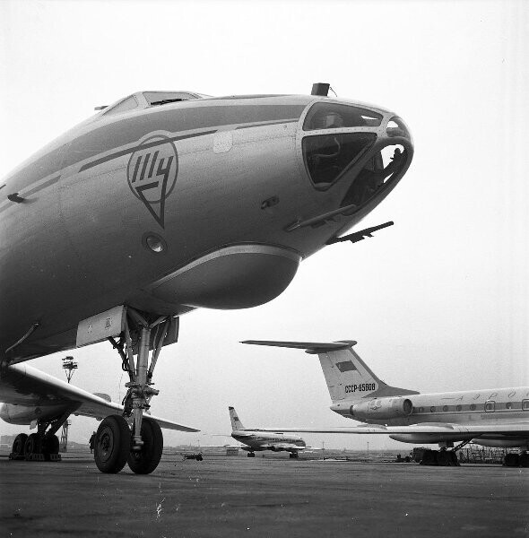 Самолет ТУ-134 на аэродроме 1960-е. Тарасевич Всеволод Сергеевич
