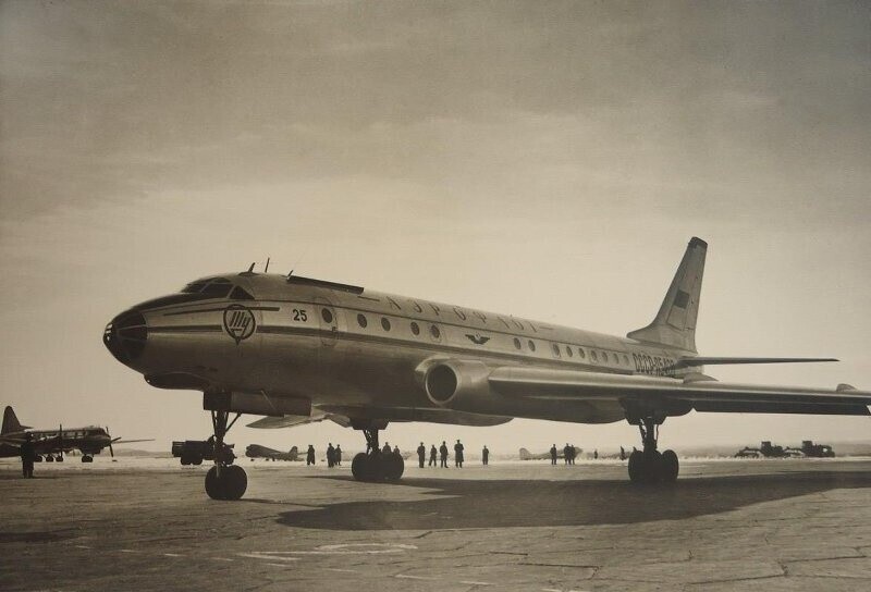 Самолет ТУ-104. 1963 год. Автор: Эммануил Евзерихин.