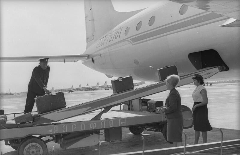 Погрузка багажа на борт самолета. 1960-е.
