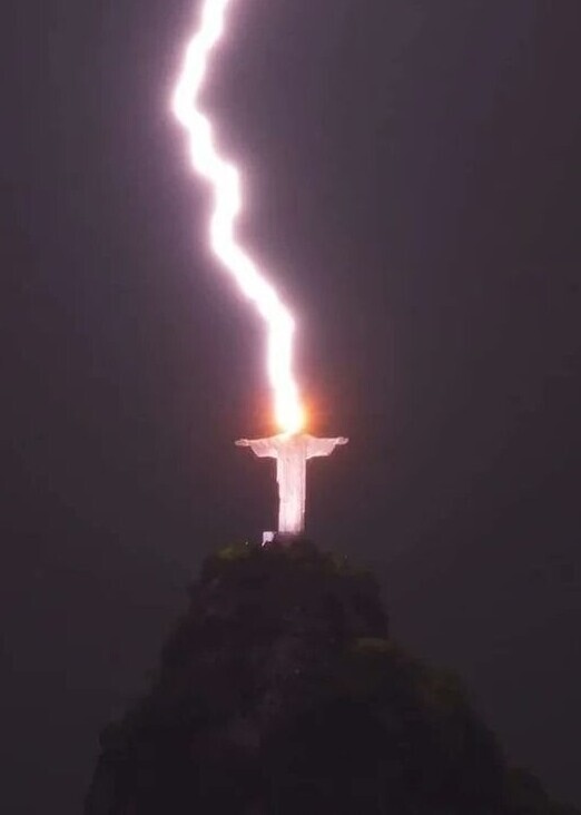 10 февраля 2023 года молния ударила в статую Христа-Искупителя в Рио-де-Жанейро