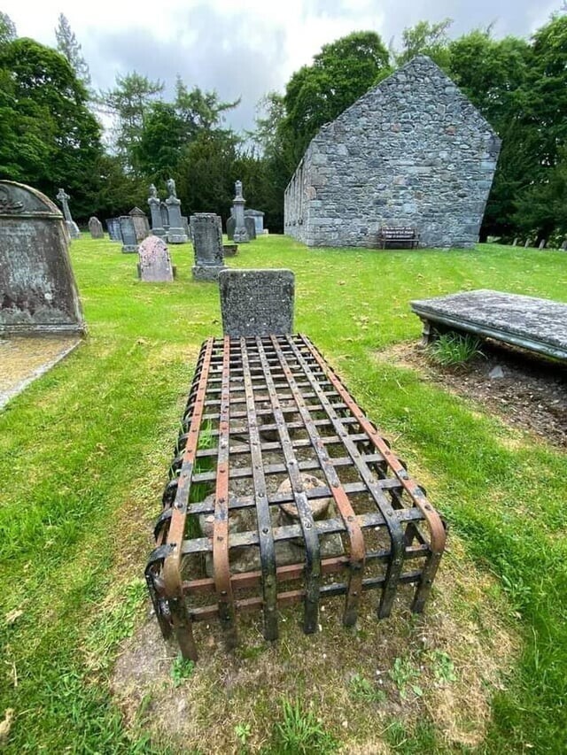 Могила Сита Мор Сгорфьяклаха в Шотландии. Клетка над могилой предназначена не для предотвращения ограбления гробницы, а для удержания на месте пяти “проклятых камней”, которые лежат на ней