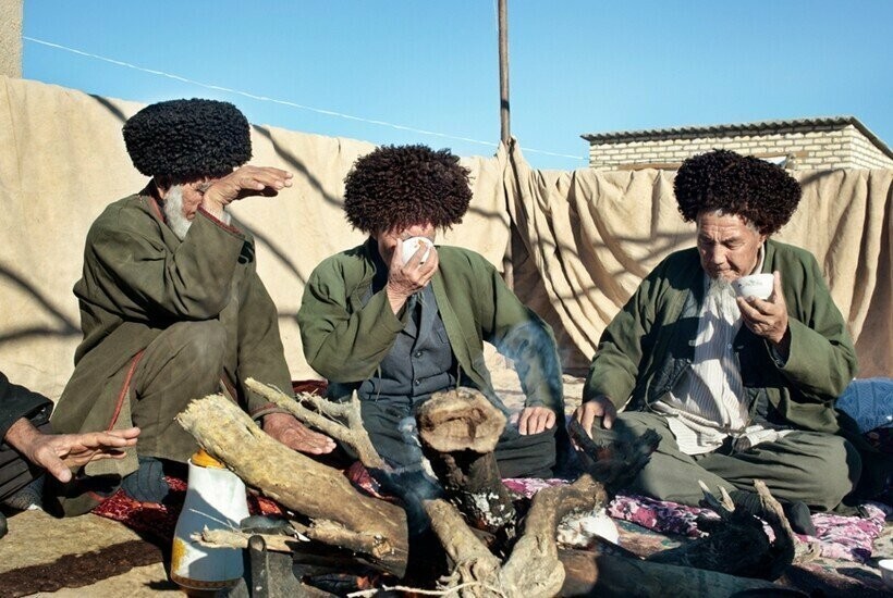 Почему жители Средней Азии надевают в жару ватные халаты и теплые шапки